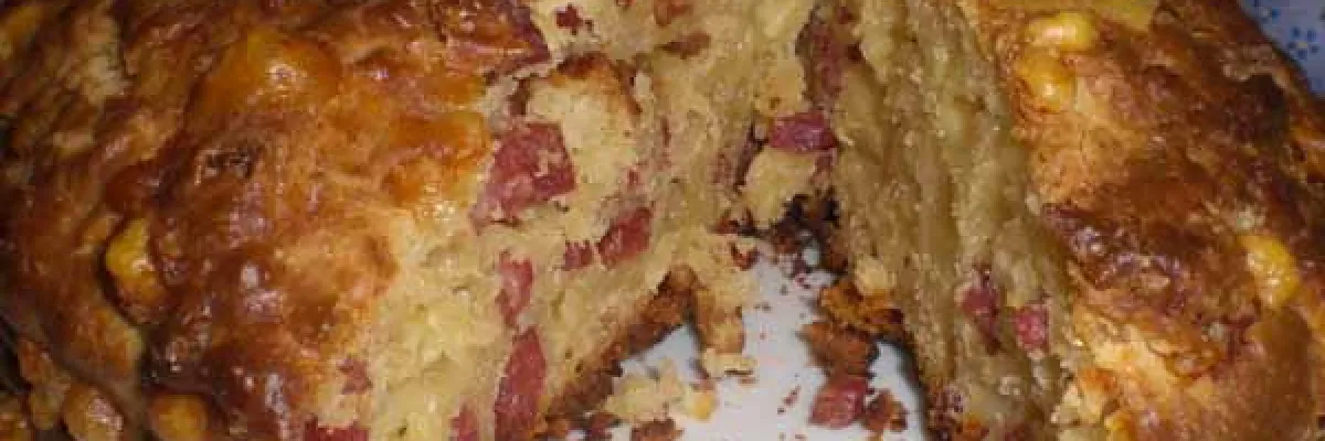 Pizza di Pasqua con formaggio e salame