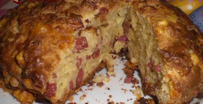 Pizza di Pasqua con formaggio e salame